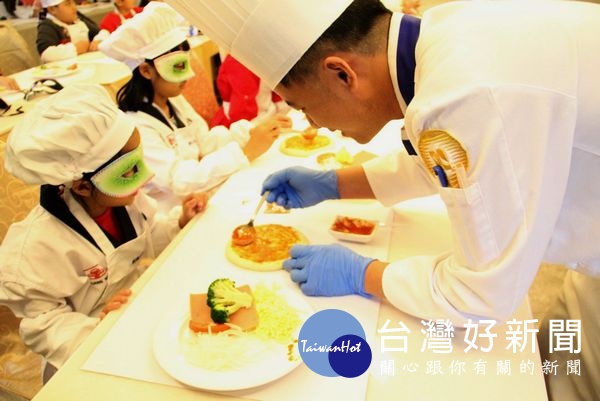 劍湖山渡假大飯店響應台灣世界展望會助學行動,房客入住飯店即捐款,且由主廚親自教導貧童製作美味營養的餐點。(記者陳昭宗拍攝)