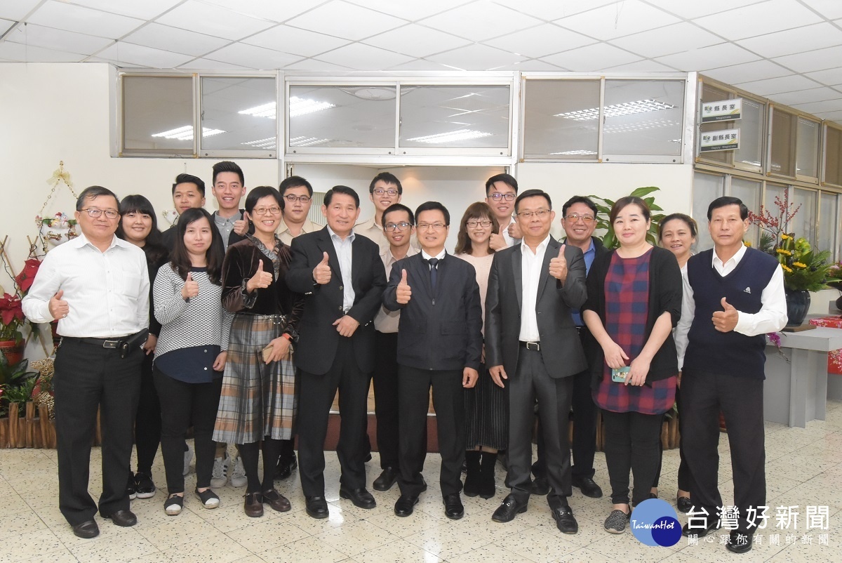 縣府團隊歡送縣長魏明谷,於縣長室前合影。