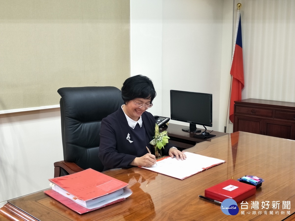 縣長王惠美於簽署第一份公文。圖/記者鄧富珍攝