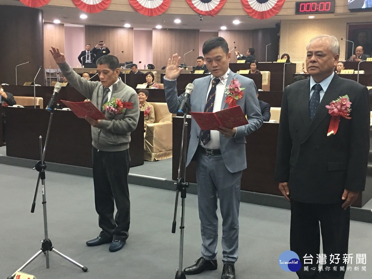 何議長(左)和潘副議長宣誓就職。(記者扶小萍攝)