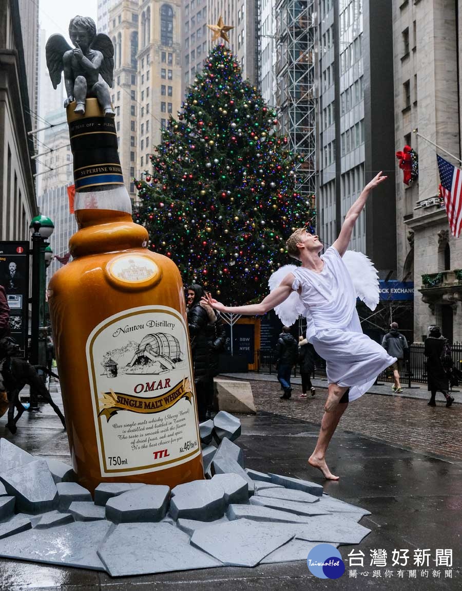 臺灣菸酒還特別邀請台灣藝術家以「A Whisky Angels Can’t Resist (天使無法擋)」的概念,製作了OMAR單一麥芽威士忌的巨型仿真酒瓶,在華爾街23號、中央車站、大都會博物館及時代廣場等知名景點巡迴展出。(圖/台灣菸酒提供)