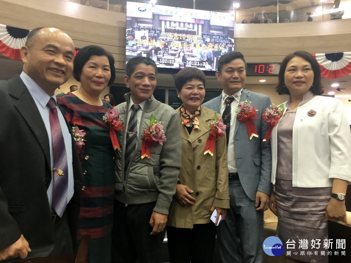 同仁和正副議長合影留念。( 記者扶小萍攝)