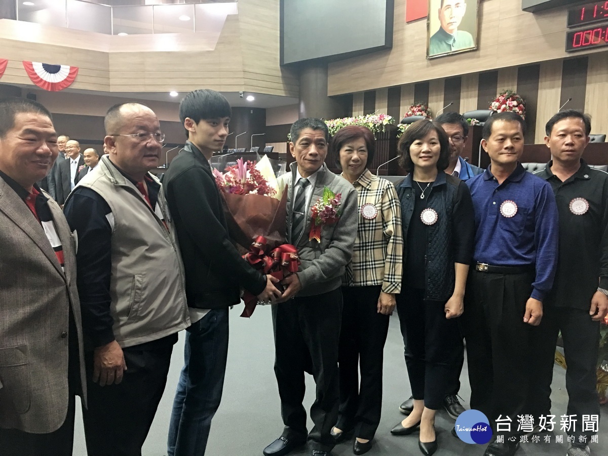 何議長的兒子特來獻花。(記者扶小萍攝)