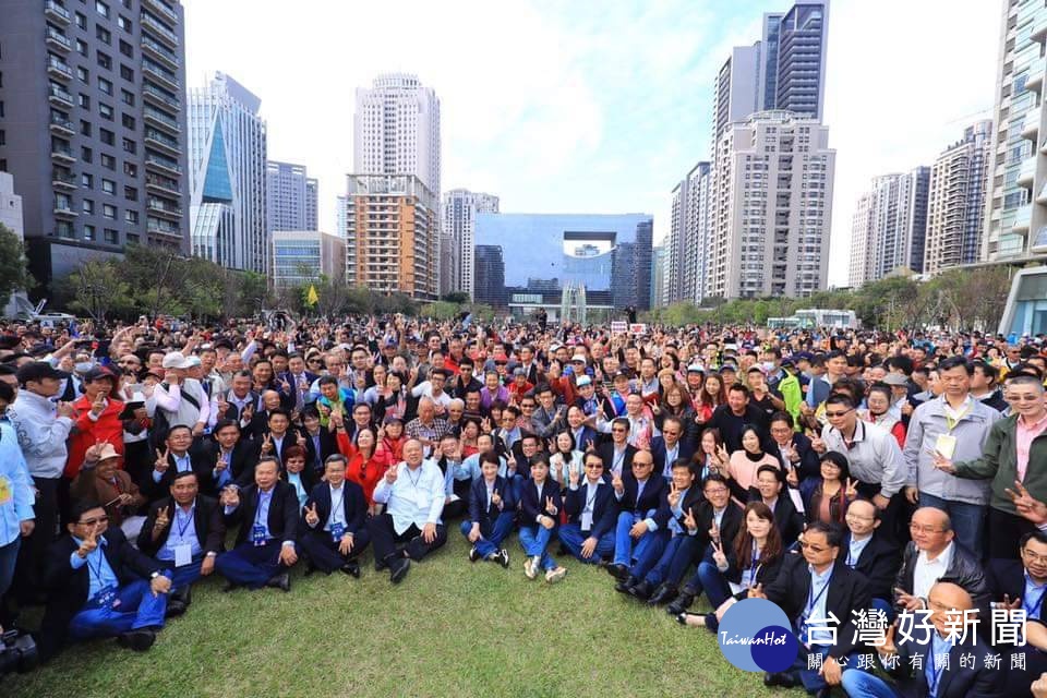 盧秀燕與所有小內閣及民眾在草坪席地而坐