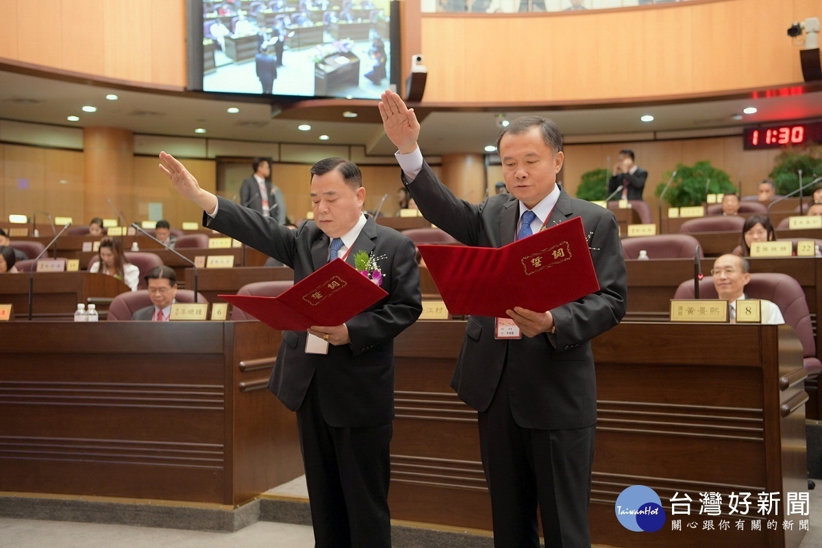 國民黨提名的邱奕勝（左）、李曉鐘順利蟬連正、副議長後進行宣誓。