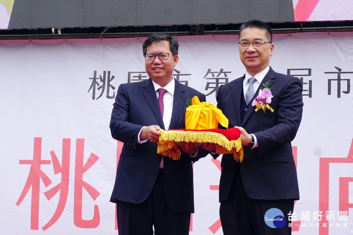 桃園市長鄭文燦在就職典禮中,由內政部長徐國勇手中接下印信。