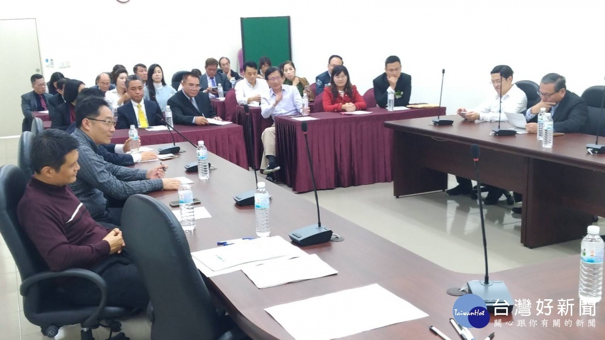 桃園市議會國民黨團在全體出席黨員鼓掌聲中,通過梁為超議員當選第二屆市議會國民黨團第一任書記長