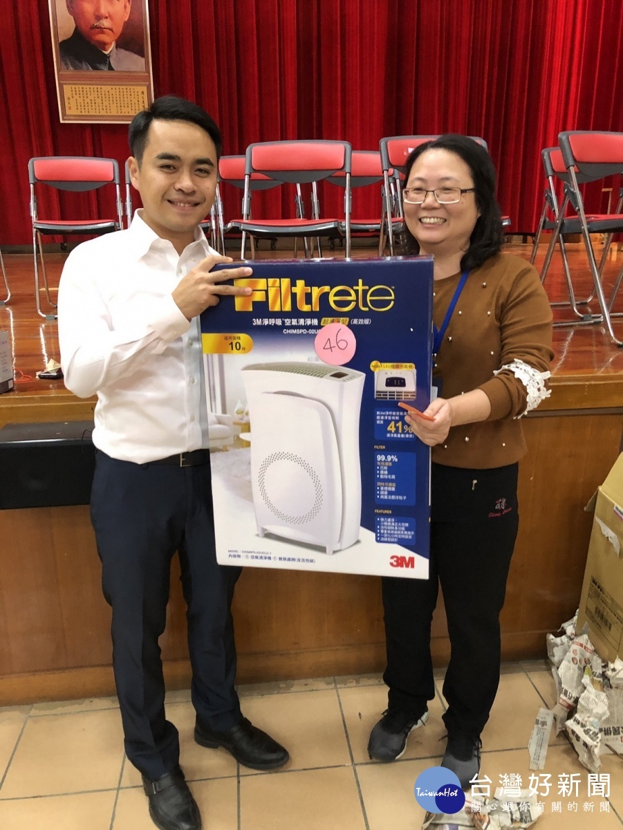大風吹遊戲隨機抽取禮物,享受佳節氣氛。