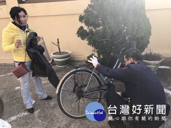 女移工上班途中鐵馬鍊條脫落,試著修理卻無法成功,幸好口湖巡警及時伸出援手,讓她免於遲到開心上班去。(記者陳昭宗拍攝)