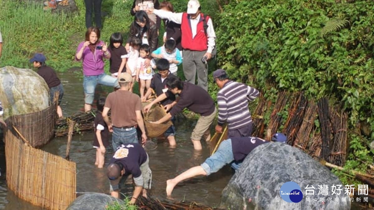 馬太鞍最具特色的原住民巴拉告捕魚體驗。(圖/記者王丰和攝)