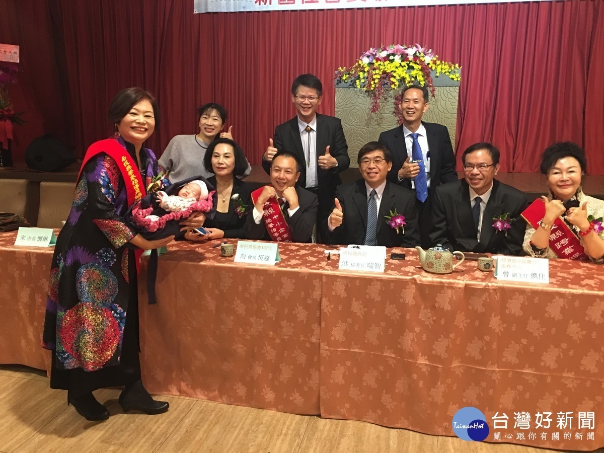 洪秘書長祝賀兩單位新舊任會長。(記者扶小萍攝)