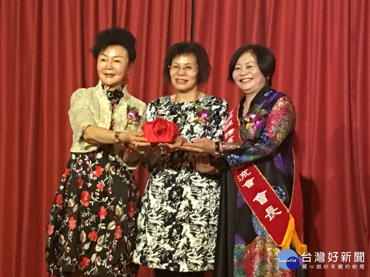 廉蕙琦(左)交印信予李麗芳。(記者扶小萍攝)