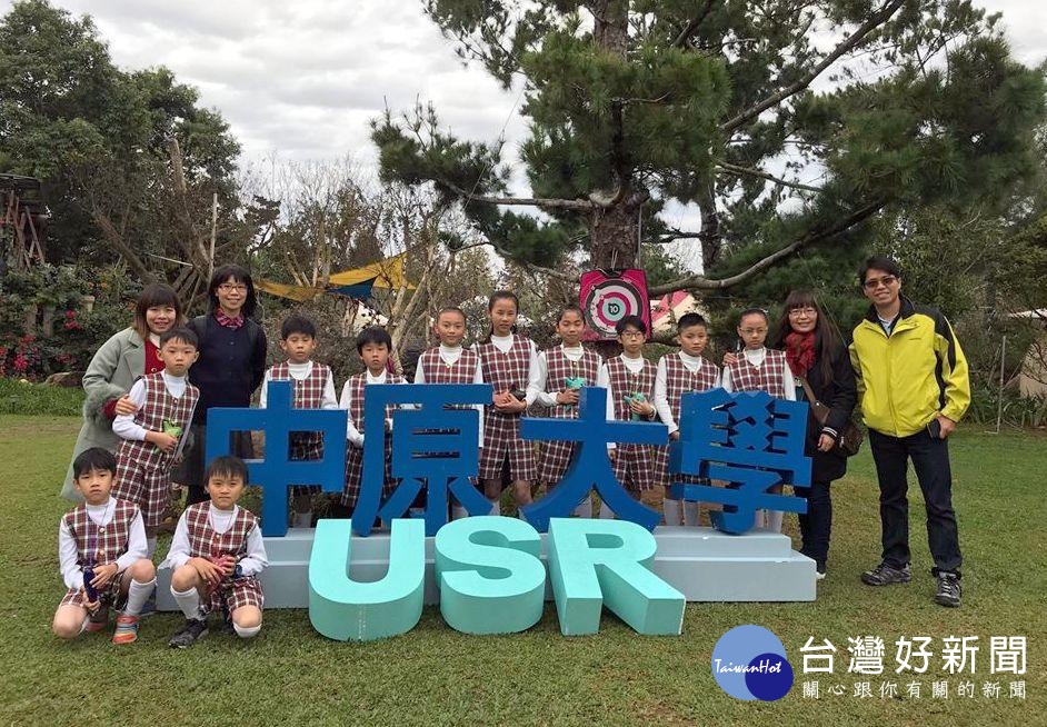 中原大學攜手卓蘭在地小學推動大學社會責任(圖為景山國小校本特色課程陶笛隊)