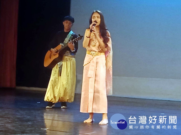 永平工商表藝科參加「鄉土歌謠比賽」得大獎的三甲同學徐郁雯(圖右)。