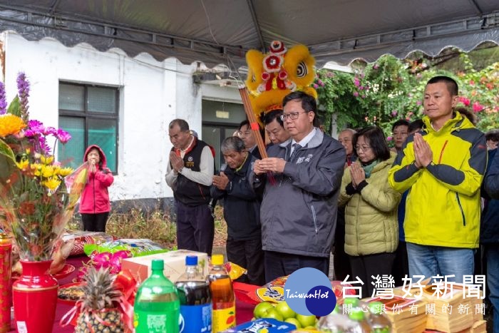 市長上香祈求工程順利