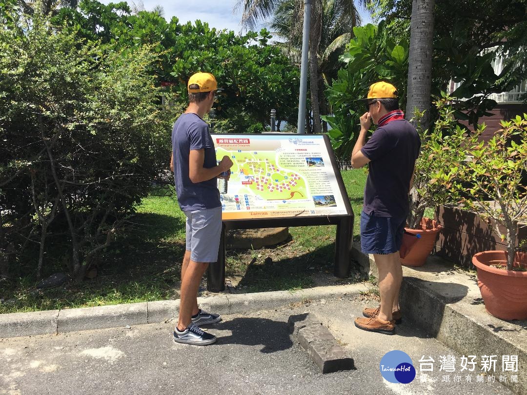 團隊邀請中原大學的義大利交換生實地參與小野柳風景區場勘,以外國人的看法給予標示文字與圖形解說建議