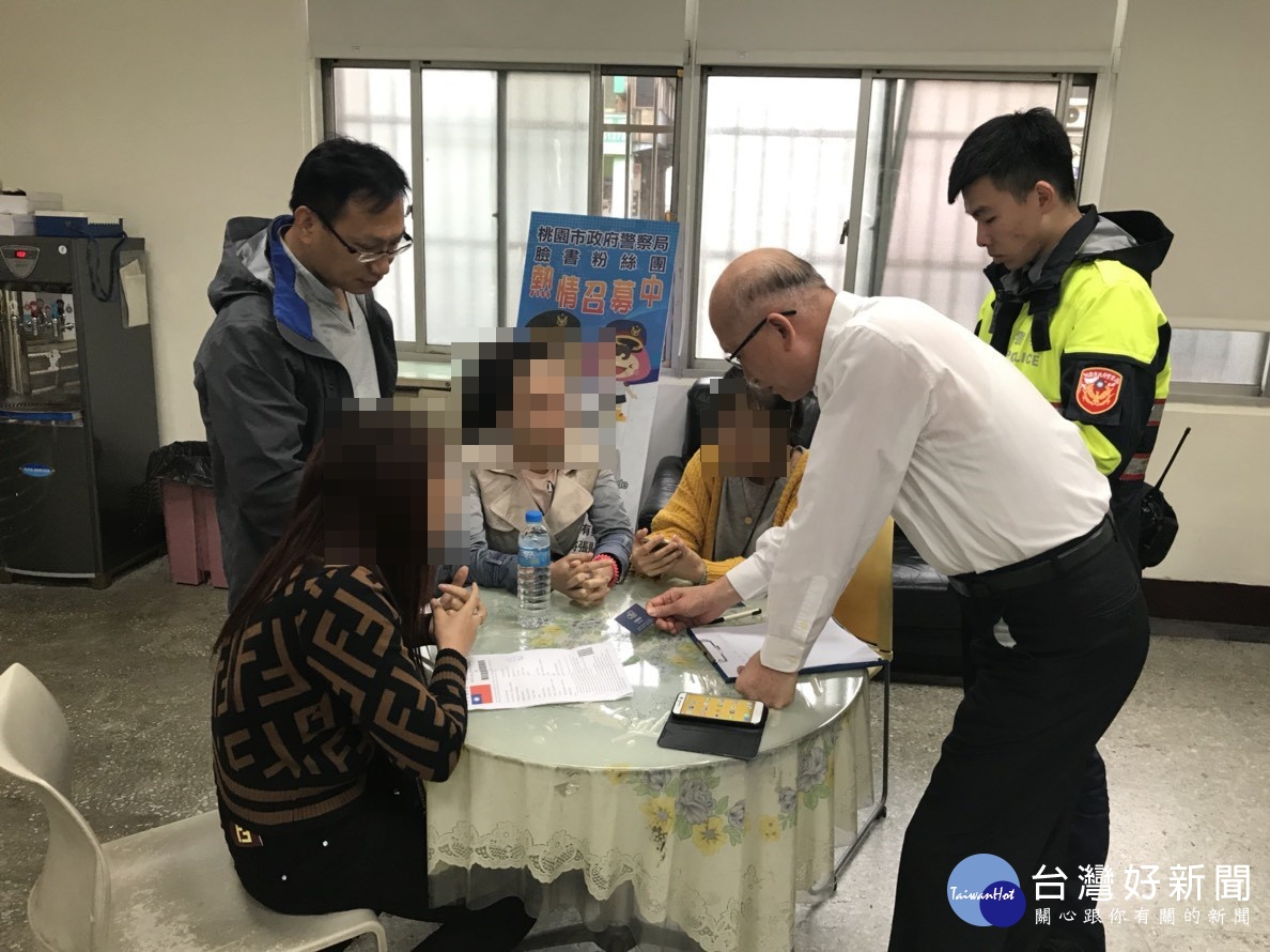 越南籍3名脫團旅客至中壢派出所投案,在員警方移民署專勤隊共同策動下,第4名脫團團員到所投案。