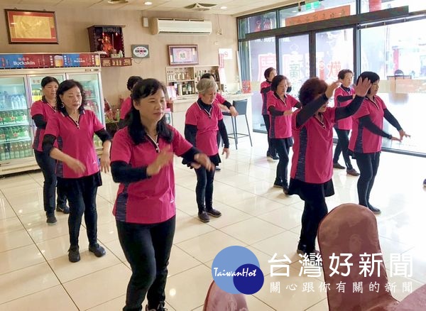 仁一醫院主任吳雅雯及廣味軒餐館等,邀請華山基金會北港樹腳里巷弄c據點的老寶貝們團圓圍爐,感受社會溫馨與關懷。(記者陳昭宗拍攝)