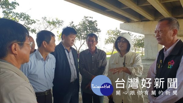 立委蘇治芬邀公路總局養工處會勘,推動台61線高架橋下閒置空間活化再利用,多位民代與鄉親到場關切,亦感謝蘇委員造福地方。(記者陳昭宗拍攝)