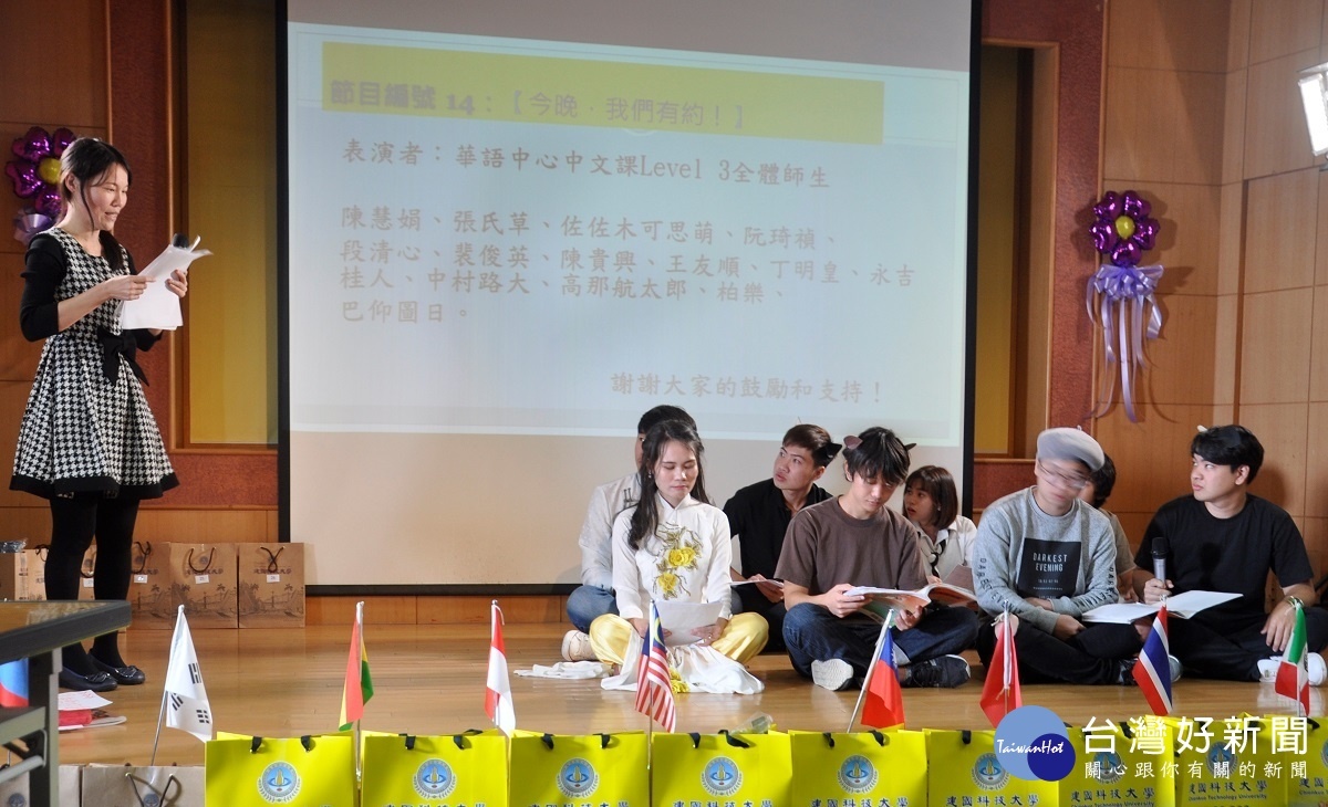 .華語老師當場做隨堂考試,還好這些學都沒洩氣,台下一片歡呼。圖/建國科技大學提供