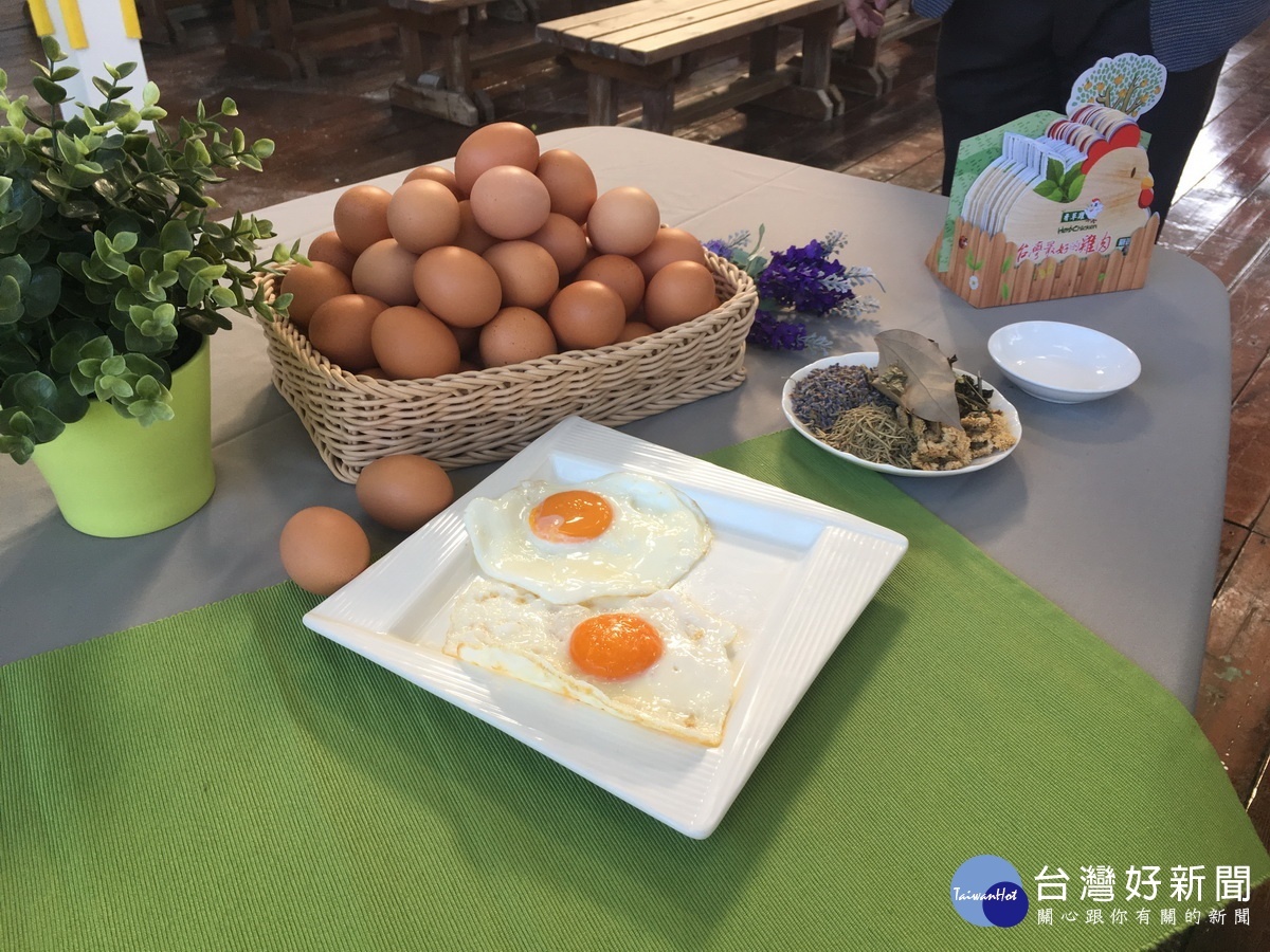 香草雞蛋的確與眾不同。(記者扶小萍攝)
