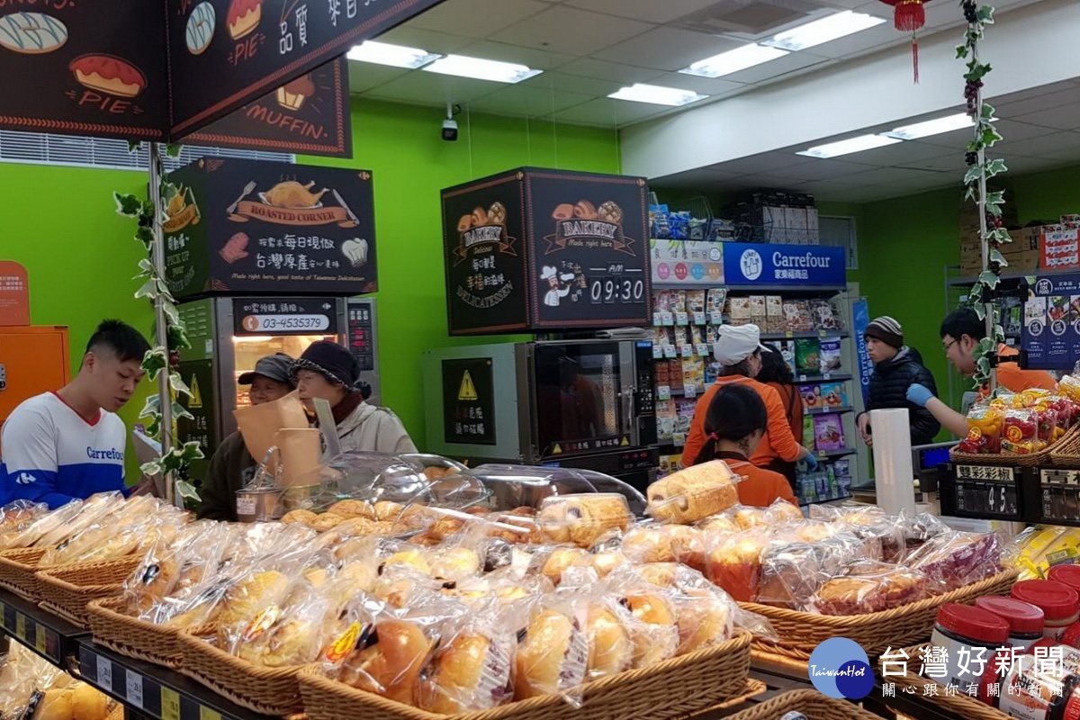 家樂福便利購成章店開幕,吸引大批民眾入場選購。