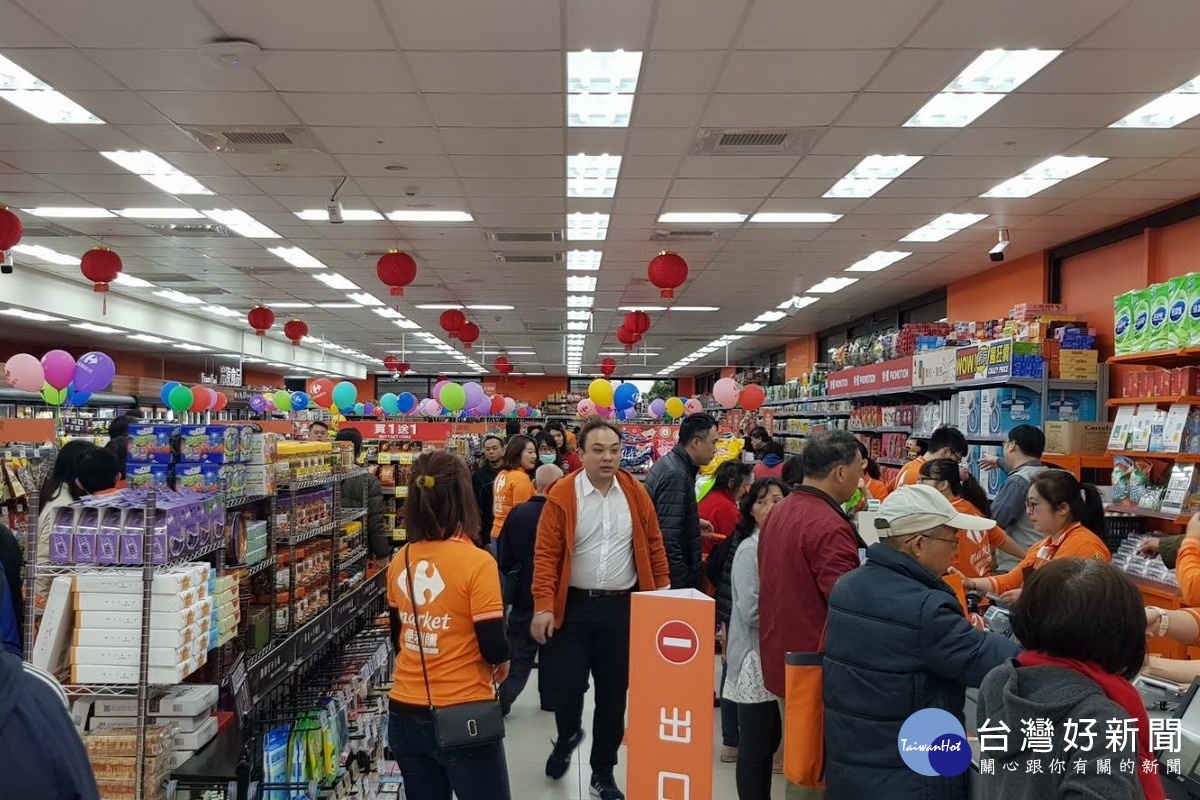 家樂福便利購成章店開幕,吸引大批民眾入場選購。