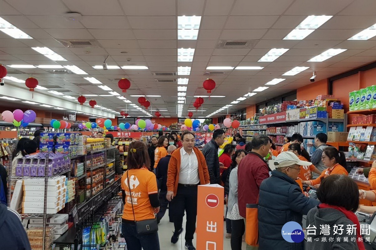 家樂福便利購成章店開幕，吸引大批民眾入場選購。