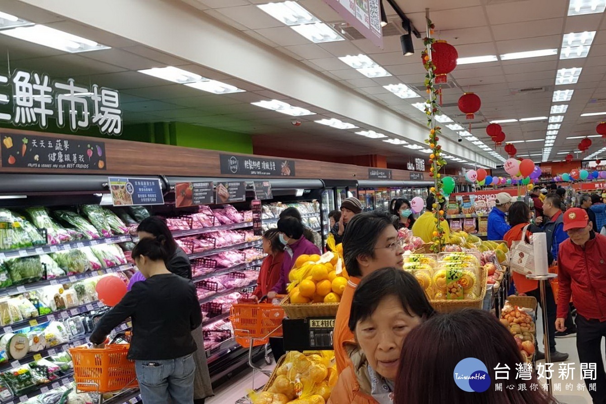 家樂福便利購成章店開幕,吸引大批民眾入場選購。
