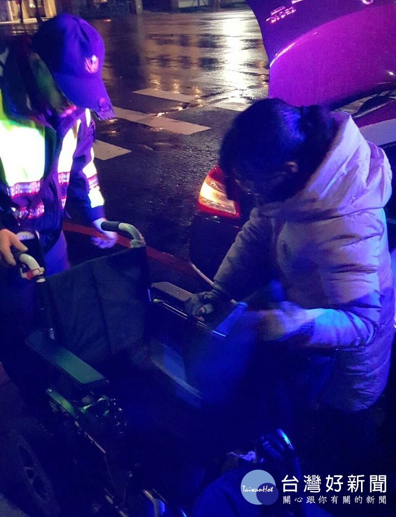 林姓身障女子開電動輪椅電力耗盡報警求助,員警協助護送返家。