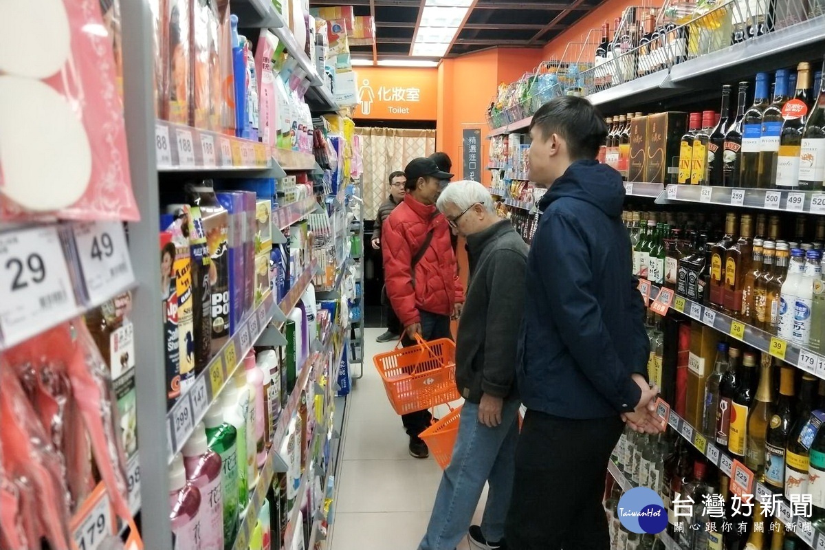 以小而美的超商型態面市,家樂福桃中店開幕。