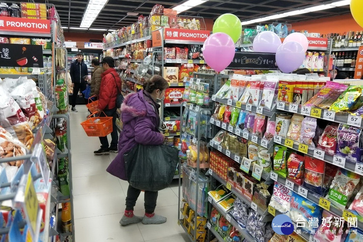以小而美的超商型態面市,家樂福桃中店開幕。