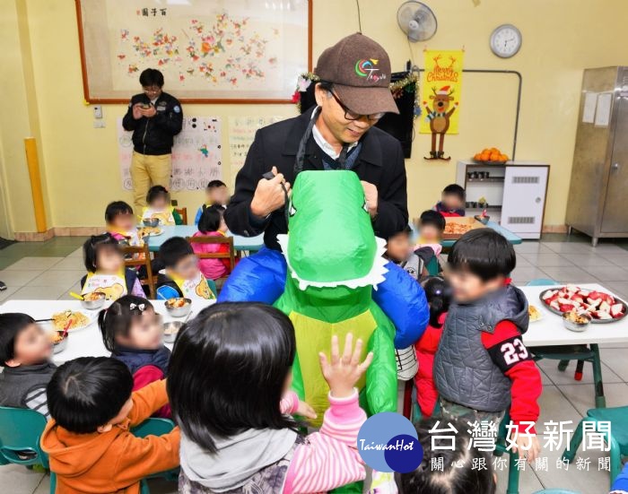 梁開忠科長穿上逗趣的「恐龍裝」,與孩童打成一片。