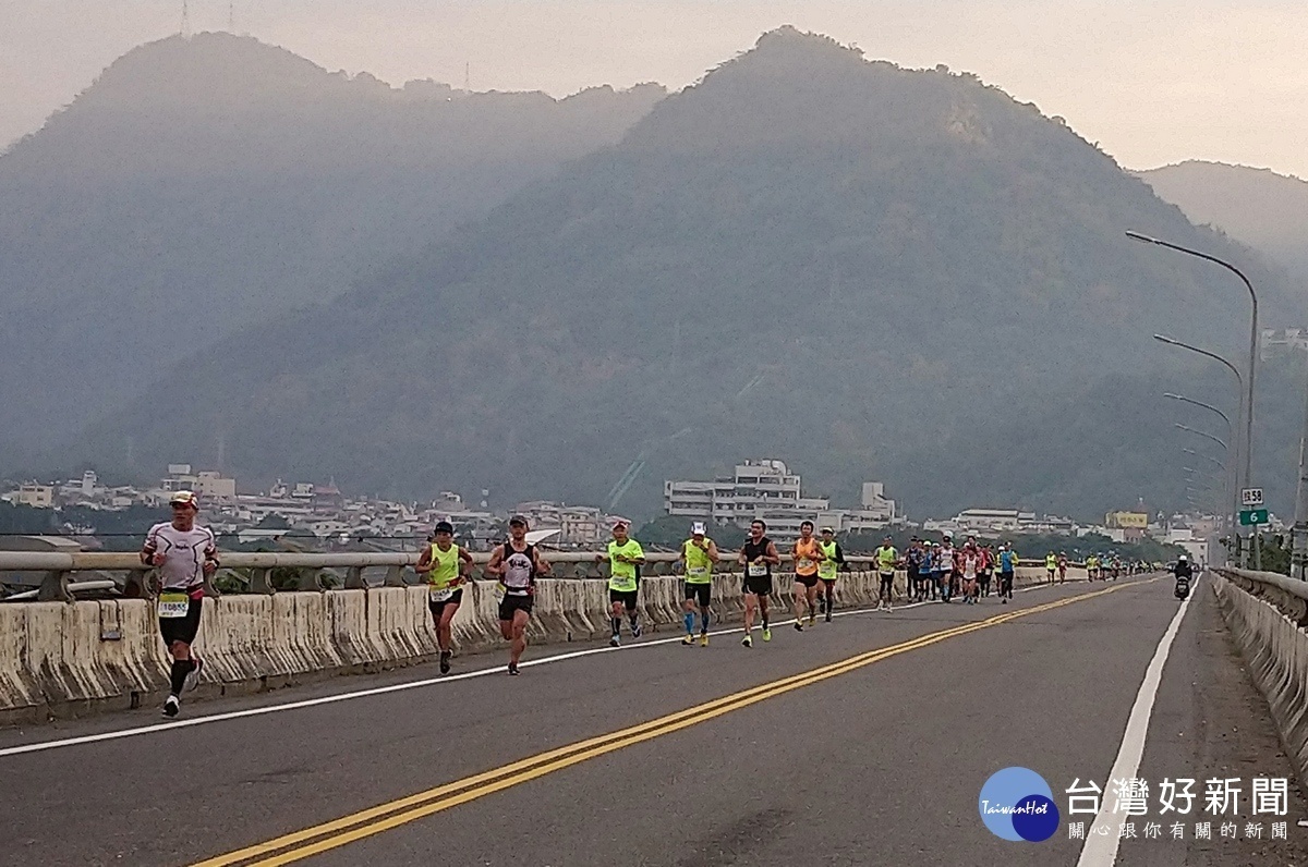 馬拉超馬參賽者正路過水里的玉峰大橋。〈記者吳素珍攝〉