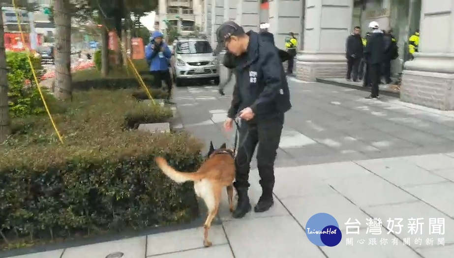 桃園歲末跨年晚會,中壢分局協調新北警犬隊警犬協勤,進行偵測爆裂物及查緝違禁品。
