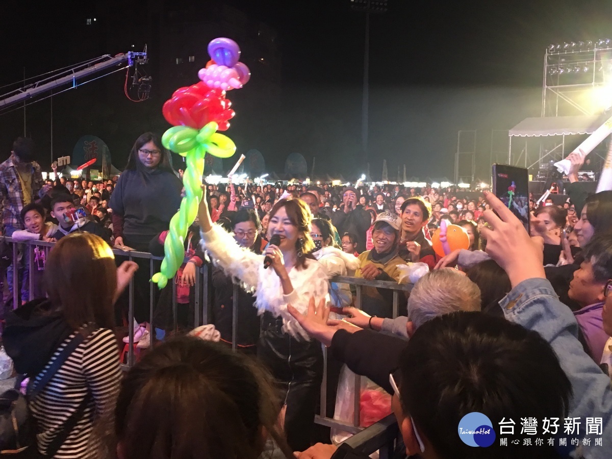 民眾贈送台語歌后向蕙玲造型汽球,他則贈送海報等。(記者扶小萍攝)