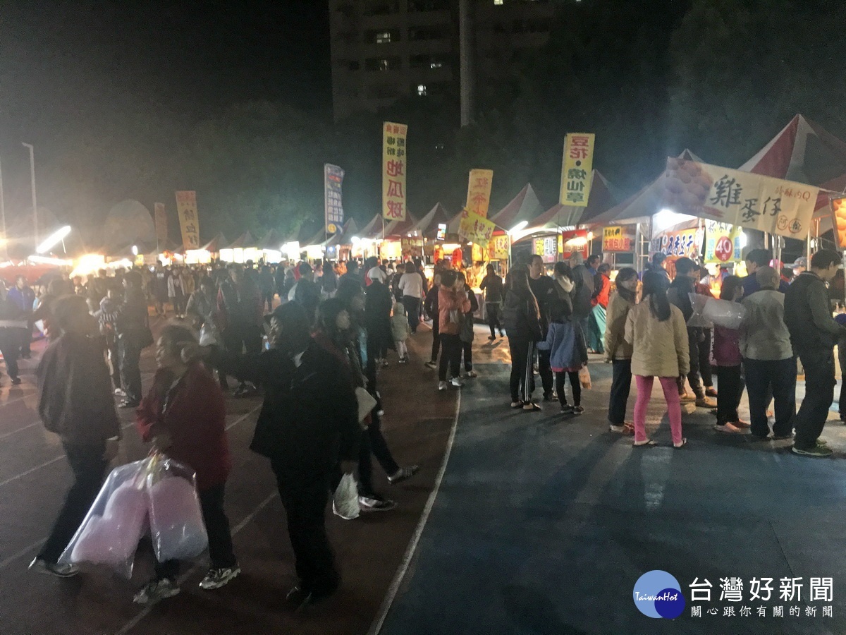 週邊各式攤位美食都生意興隆(記者扶小萍攝)