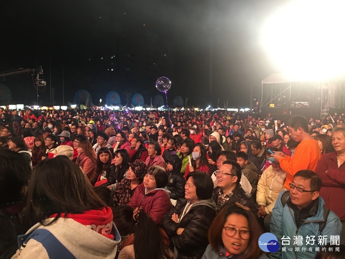 樂團熱門歌曲台上台下都很High。(記者扶小萍攝)