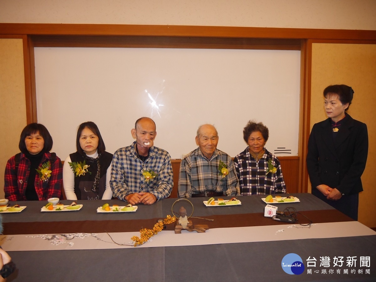 周清華（左起第三位）感念社會關懷發願從「心」出發，成為志工回饋社會。圖／慈濟功德會提供