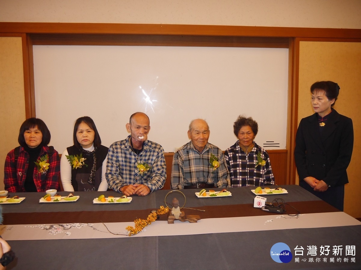 周清華(左起第三位)感念社會關懷發願從「心」出發,成為志工回饋社會。圖/慈濟功德會提供