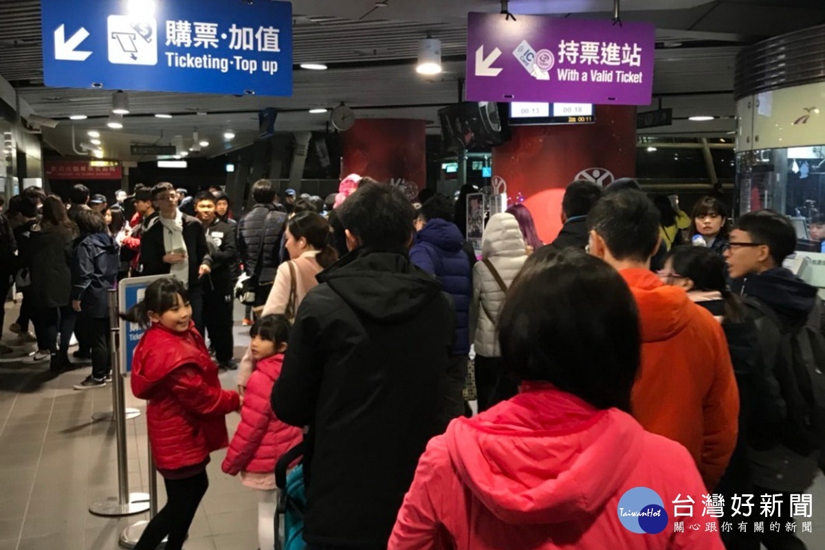 輸運跨年人潮,桃園機場捷運首度實施營運不收班,運量再次突破10萬人次。