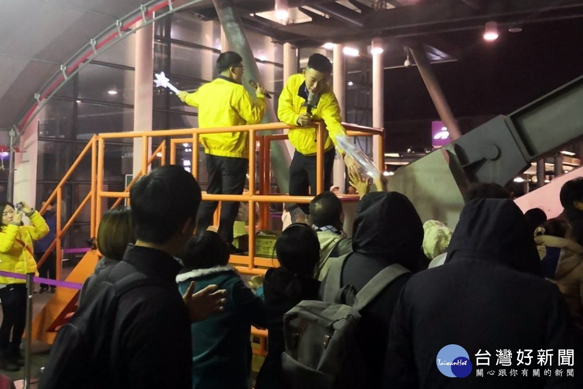 輸運跨年人潮,桃園機場捷運首度實施營運不收班,運量再次突破10萬人次。