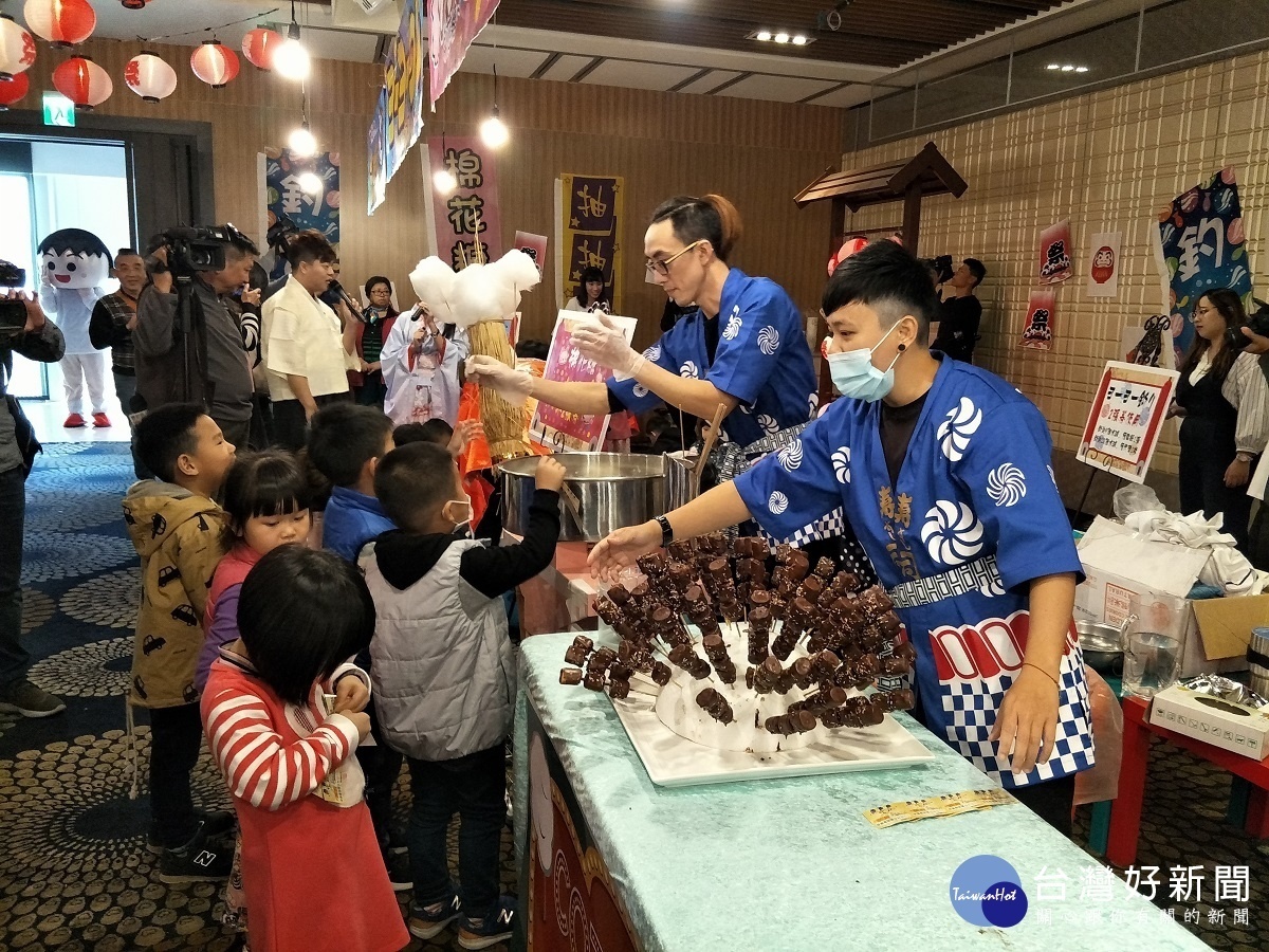 全國麗園大飯店推出「日本廟會卡通嘉年華」圍爐宴，現場有小朋友最愛的棉花糖、巧克力。圖／記者鄧富珍攝