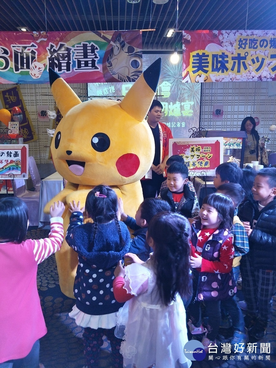 全國麗園大飯店推出「日本廟會卡通嘉年華」圍爐宴,有小朋友喜愛的卡通人物皮卡丘。圖/記者鄧富珍攝