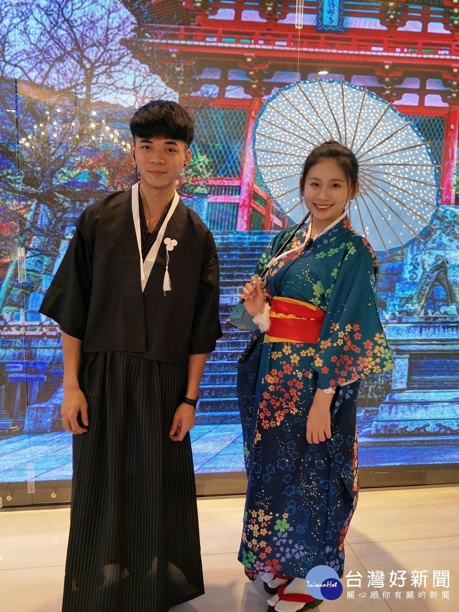全國麗園大飯店推出「日本廟會卡通嘉年華」圍爐宴,現場還有日本和服體驗,搭配巨型LED電視牆日本街景,讓來客身歷其境超好拍照!圖/記者鄧富珍攝