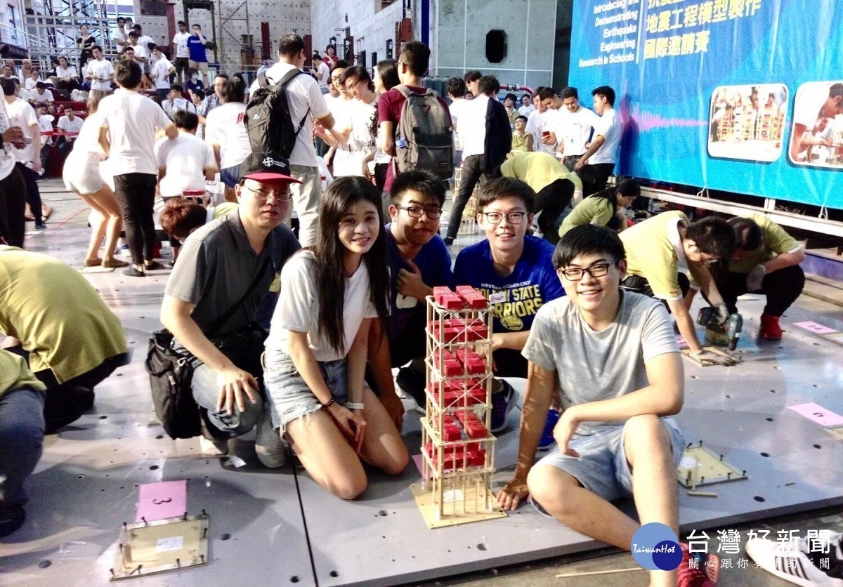 中原大學土木系學生用50根冰棒棍搭建出可乘載高達96公斤重量的木橋，勇奪全國「抗震盃」冠軍。