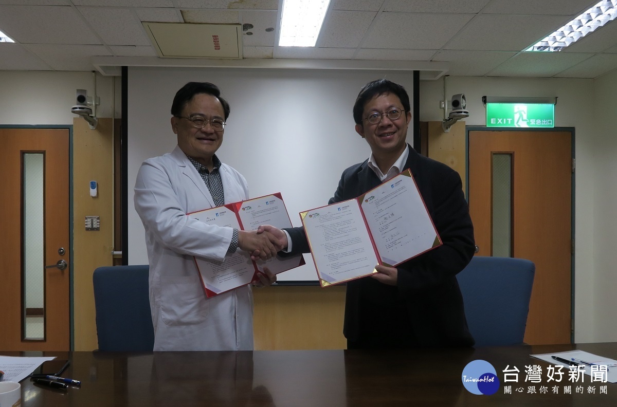 左為謝文淮院長,右為吳志毅所長,雙方進行簽約儀式。