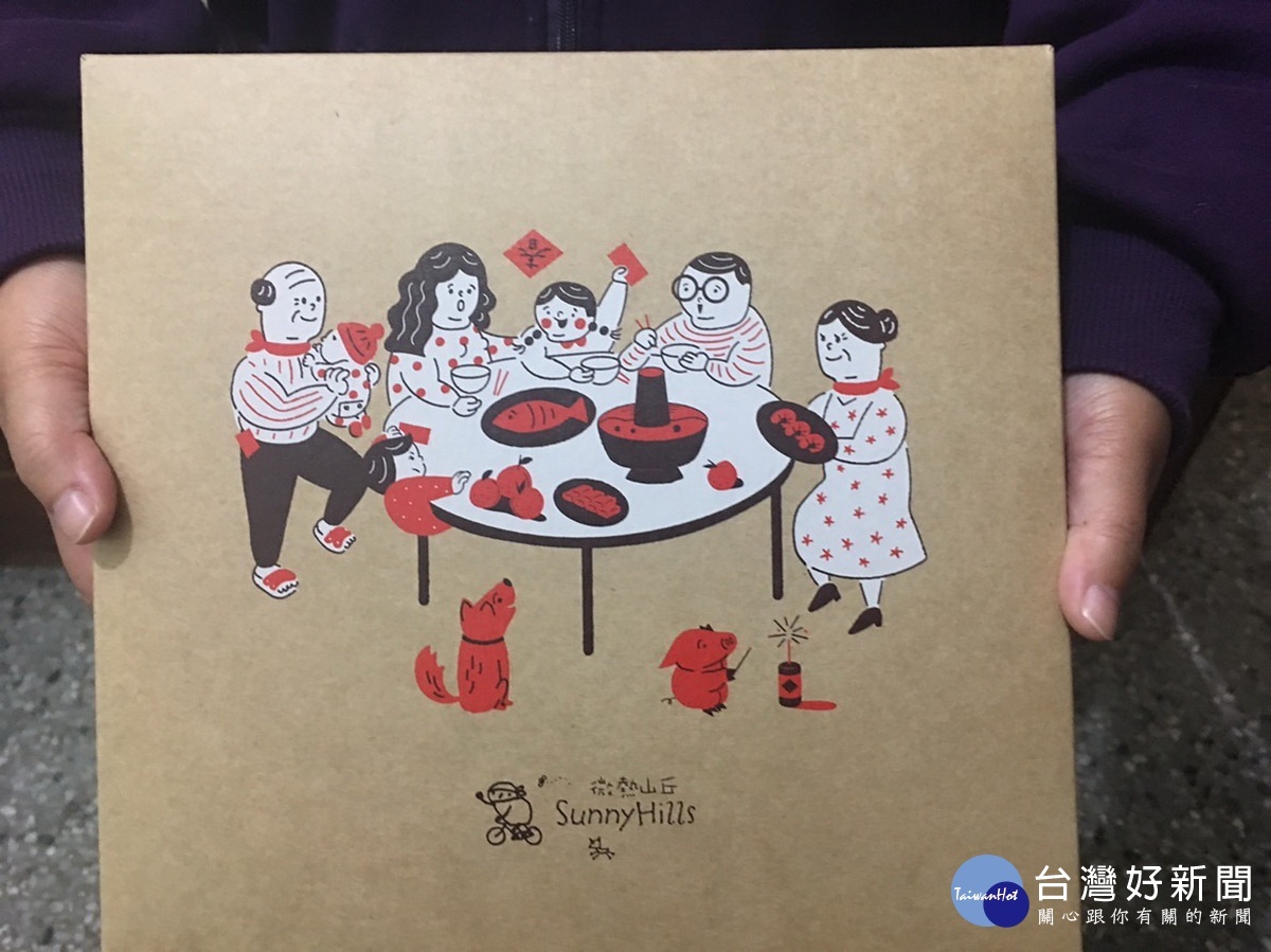 今年過年禮盒由洪偉棠設計團圓圖案相當溫馨。(記者扶小萍攝)