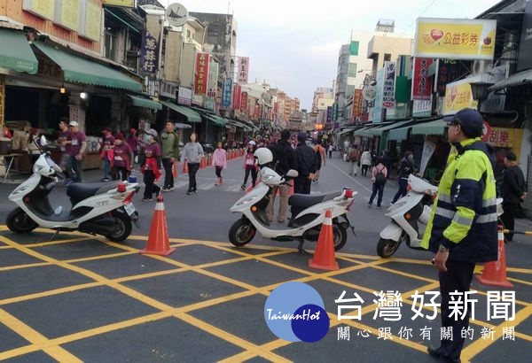 配合北港媽祖盃全國馬拉松,警方除執行交管維護跑者安全,亦落實犯罪預防宣導。(記者陳昭宗拍攝)