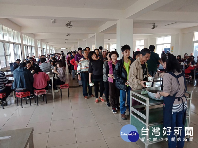 ▲石頭廟隨喜功德餐廳所提供炸番薯片的香酥順口,最為香客喜歡,每每都是大排長龍。(圖/記者范文濱攝)